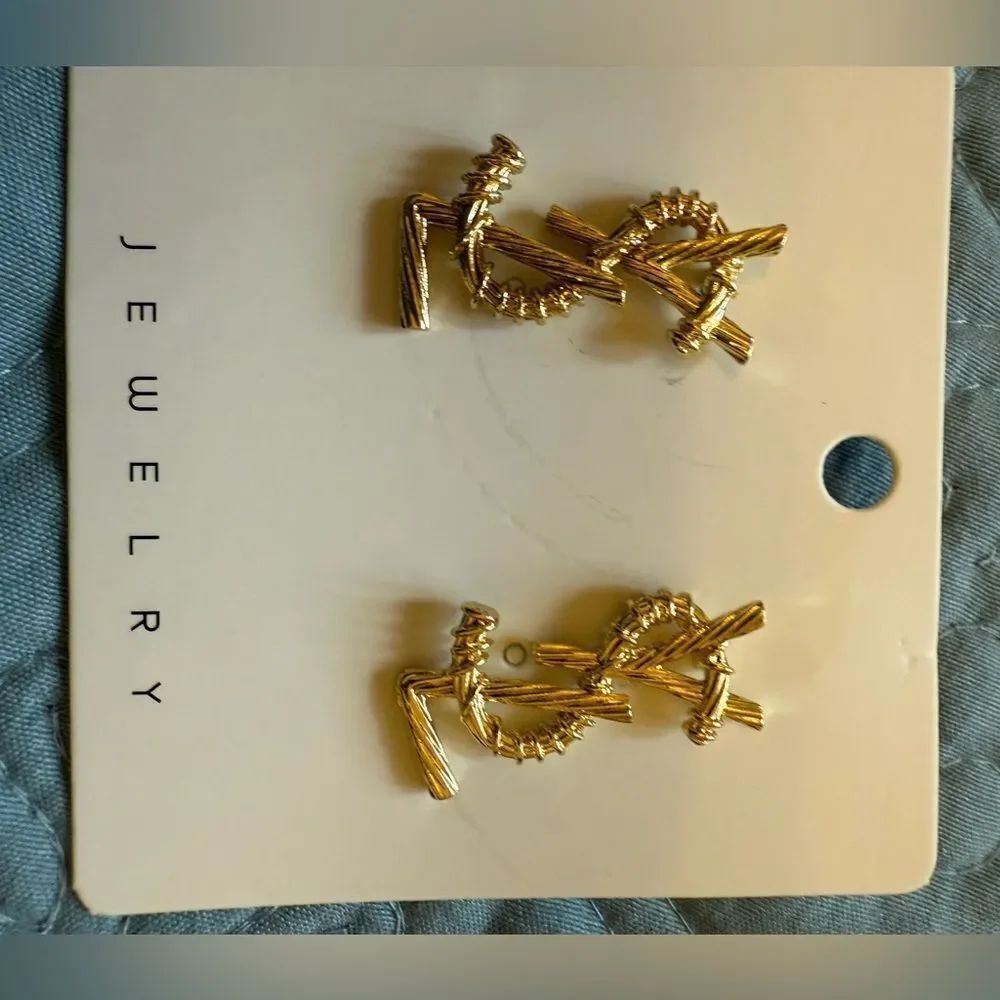 Classic Earrings - Picture 3 of 7